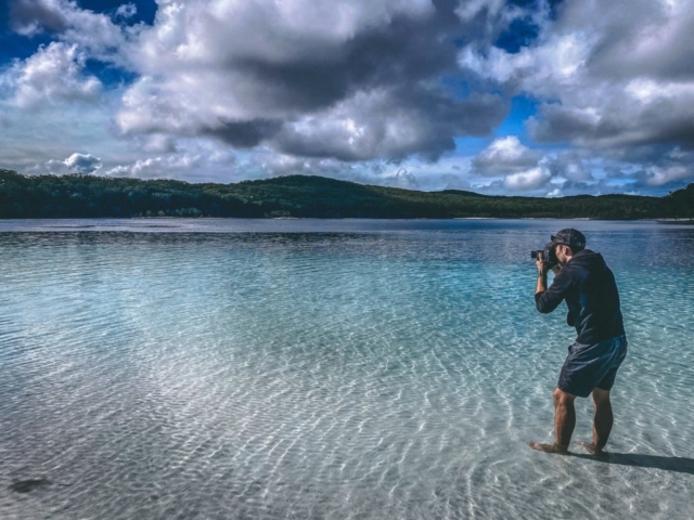 Mentre faccio delle foto al magnifico laghetto sull'isola di Fraser Island